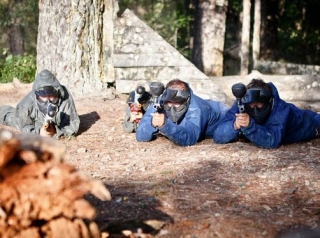  En mitad de una partida de gotcha en el campo del parque 